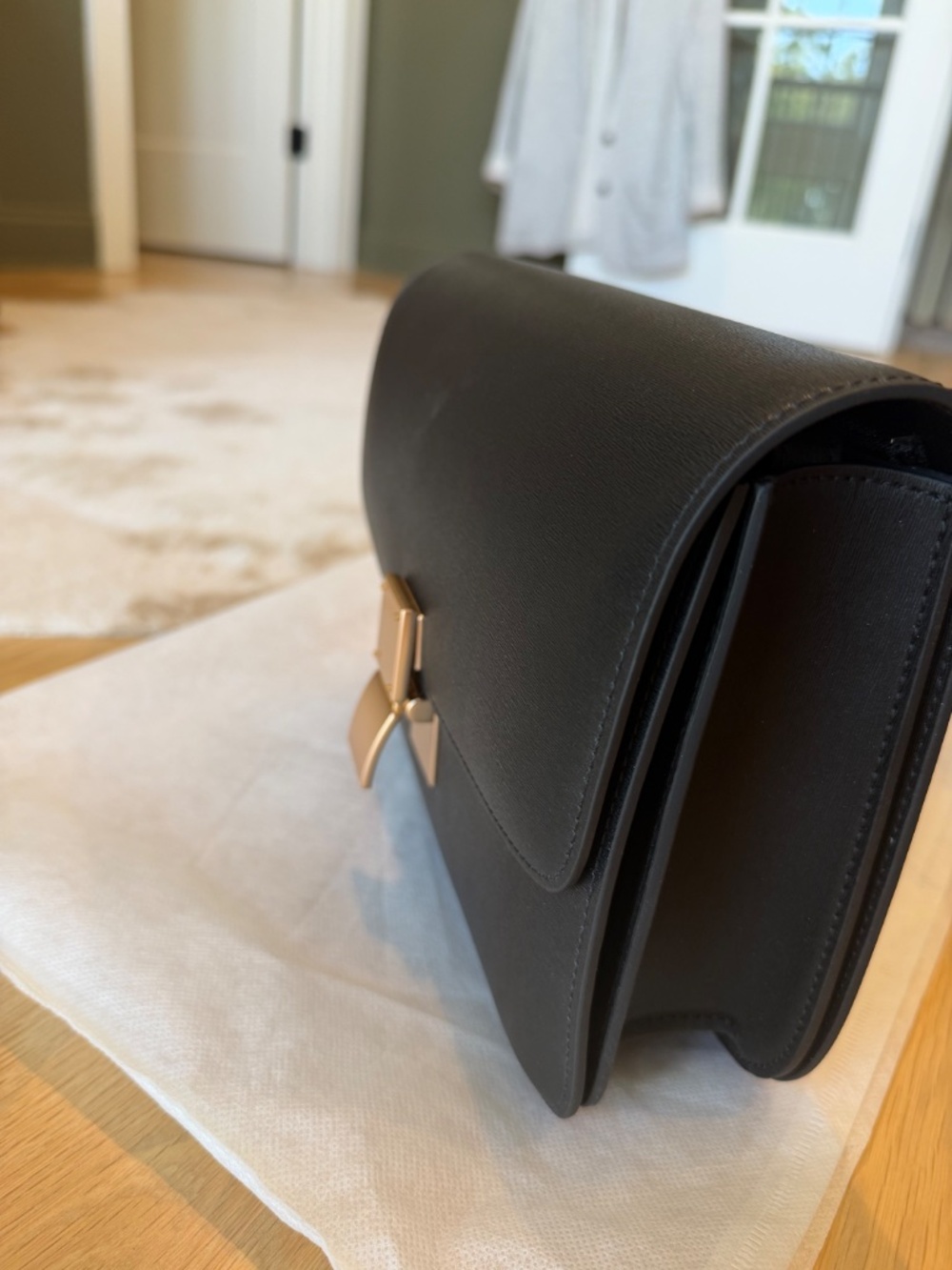Black shoulder strap bag with gold clasp - Picture 3 of 3